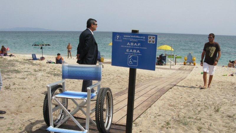 Una spiaggia che offre servizi per disabili