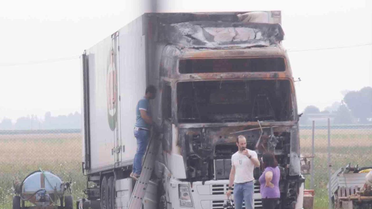 Danno fuoco a un camion nella notte