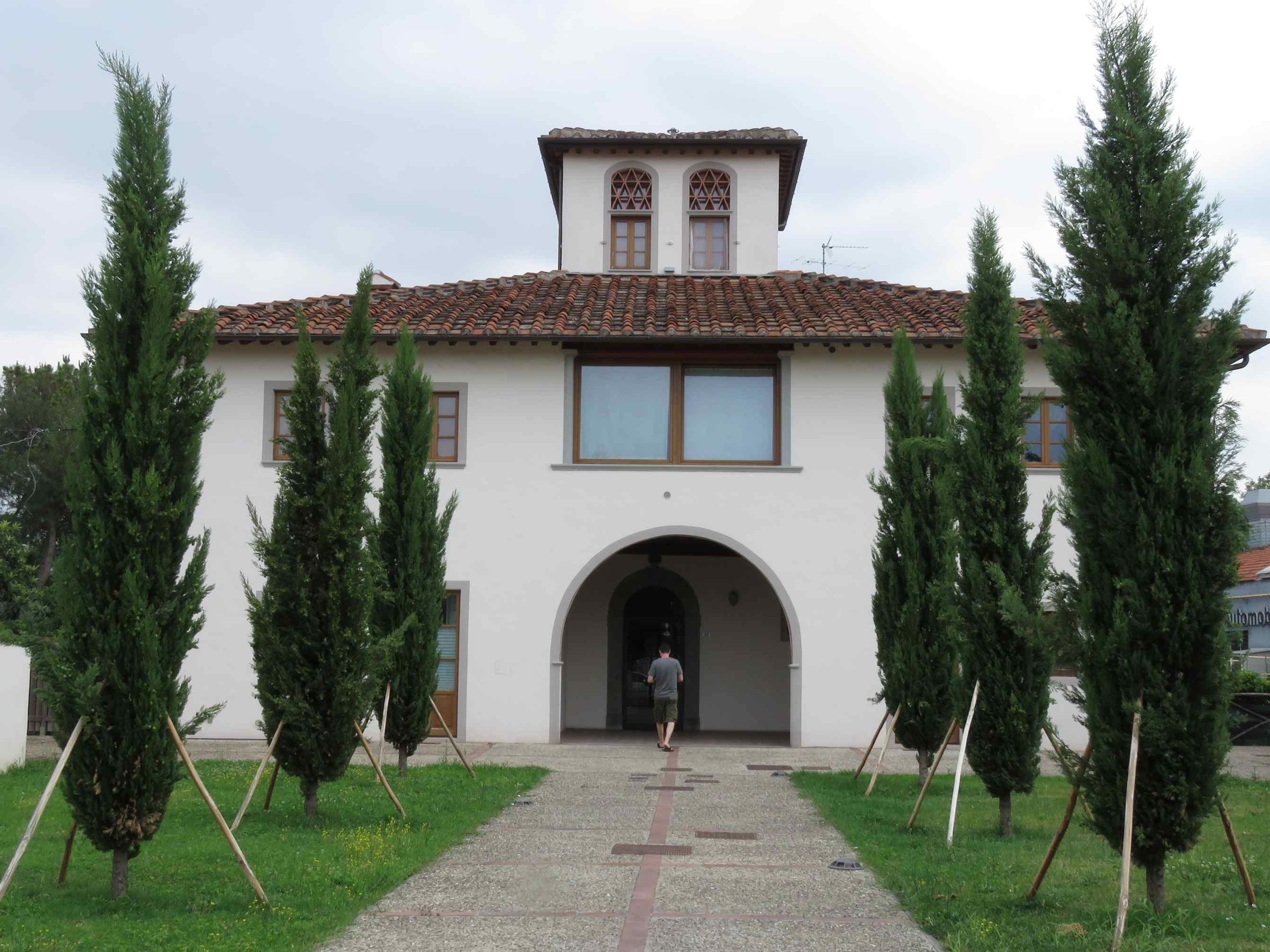 L'ex colonica a cui è stata tolta l'acqua (foto Batavia)