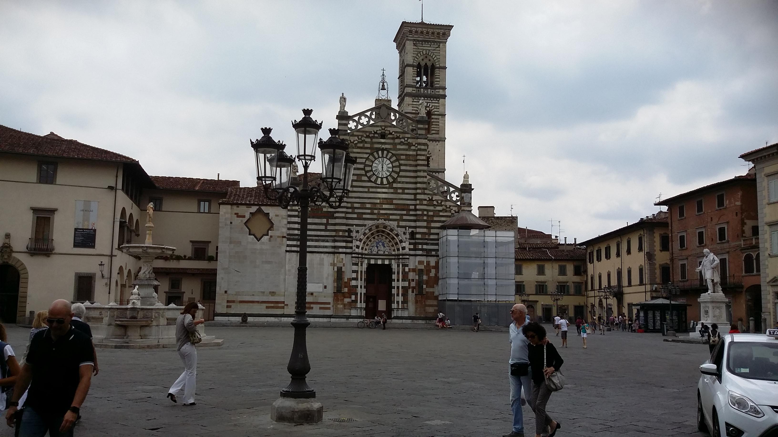 I lampioni che in Largo carducci "impallano" il Duomo