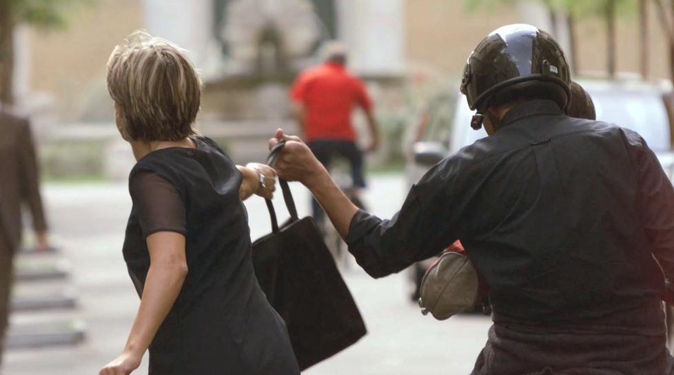 Donna aggredita e scippata: strappata via la collana 