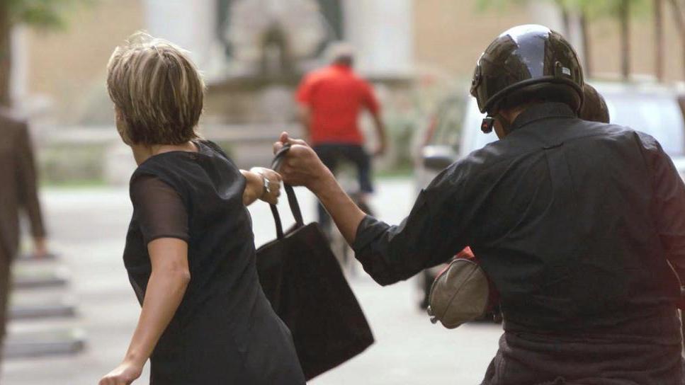 Donna aggredita e scippata: strappata via la collana