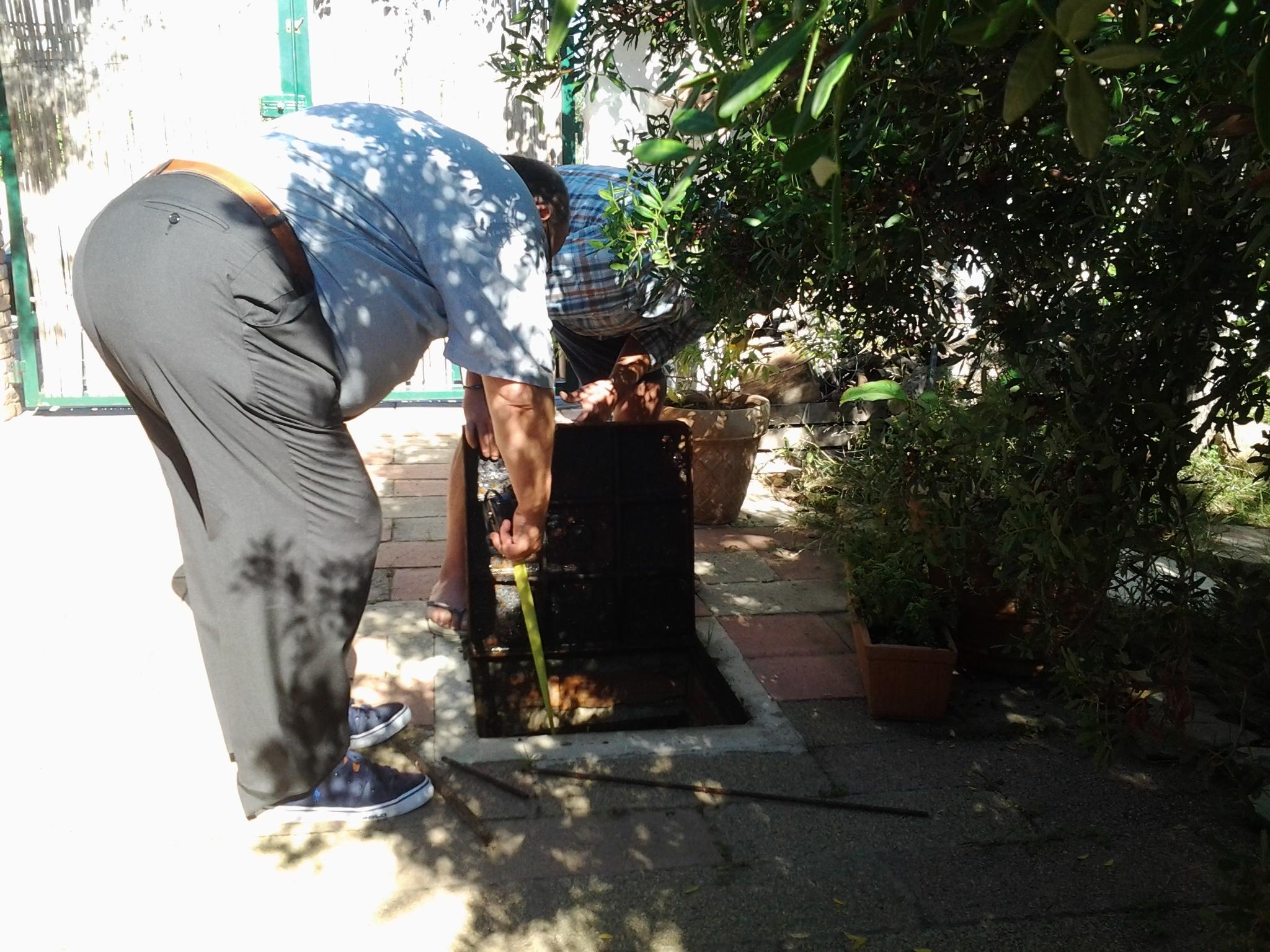 I residenti del villaggio controllano le loro riserve idriche