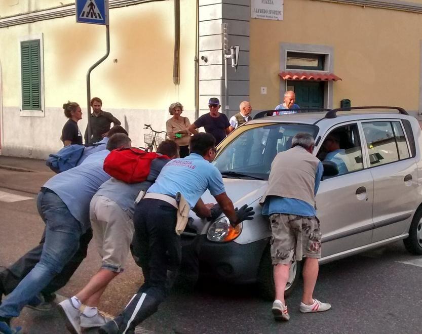 L'auto viene spostata per liberare il traffico 