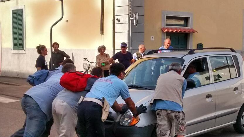 L'auto viene spostata per liberare il traffico