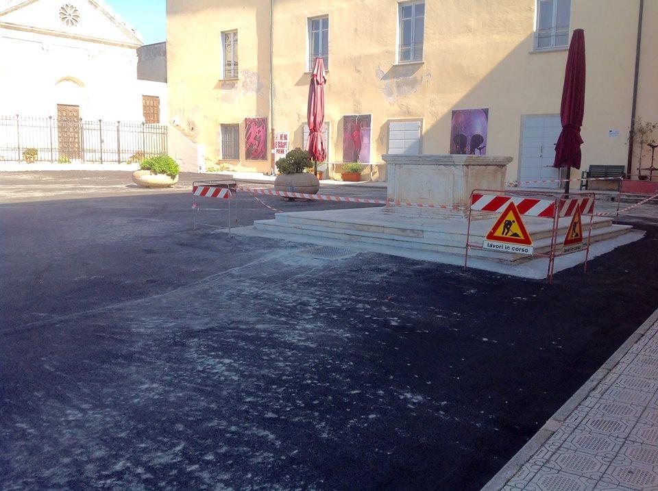 L'asfalto nero nella piazza della Cittadella
