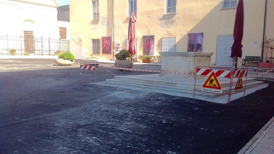 L'asfalto nero nella piazza della Cittadella