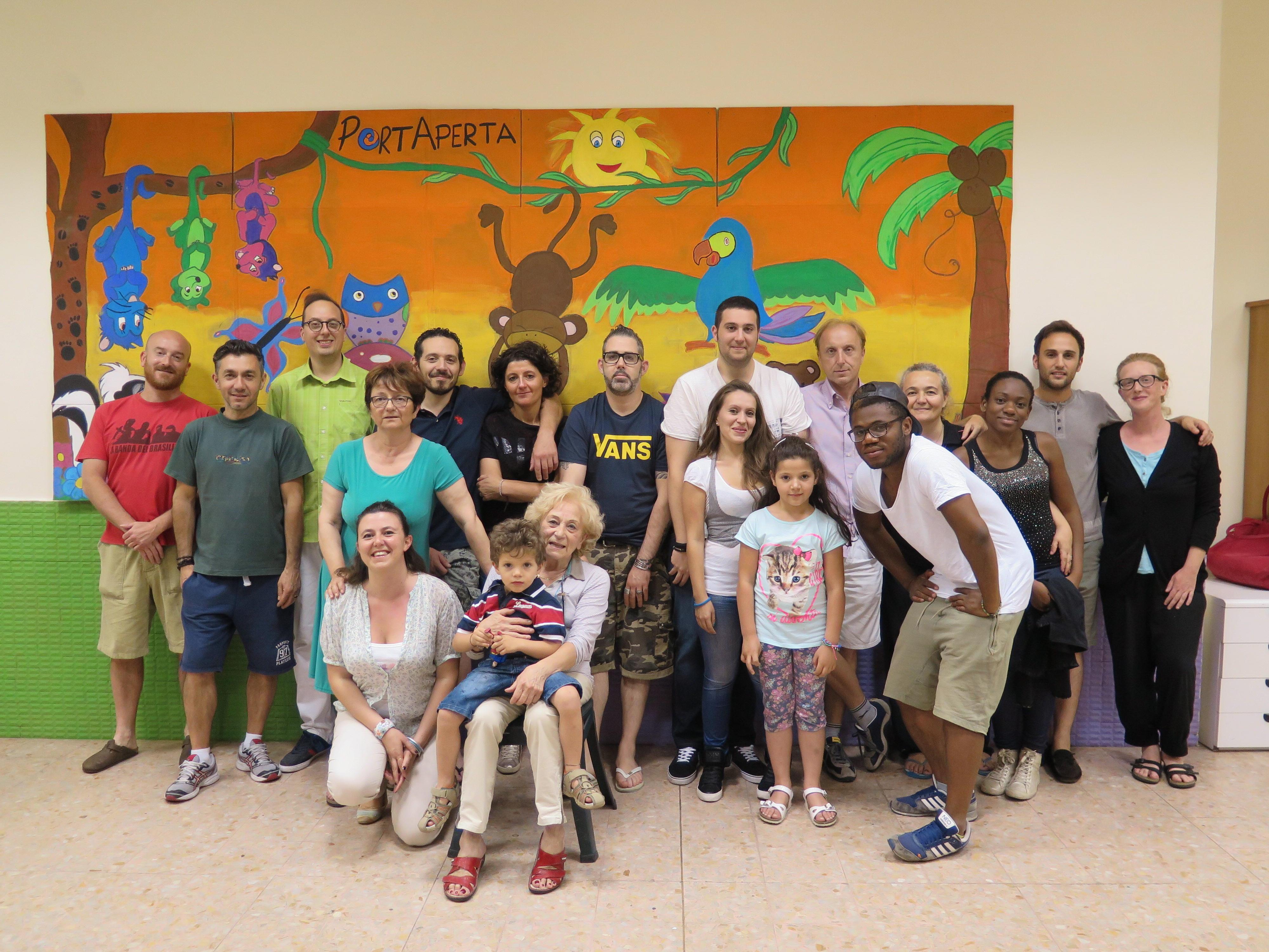 Il gruppo di volontari di PortAperta che organizza la Festa dei Popoli