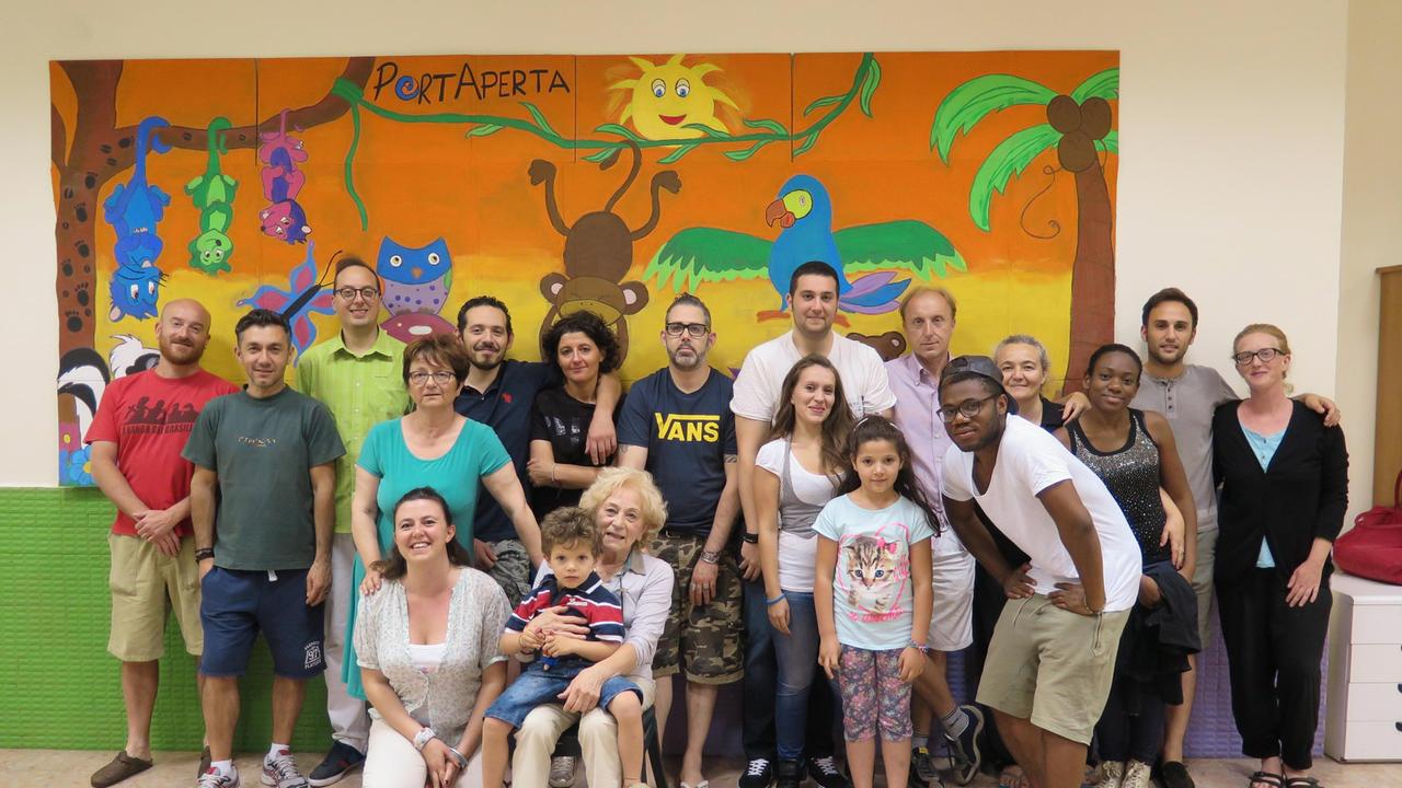 Il gruppo di volontari di PortAperta che organizza la Festa dei Popoli