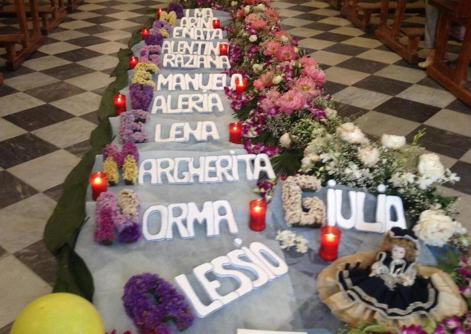 I nomi scritti con i fiori in ricordo delle vittime dell'alluvione