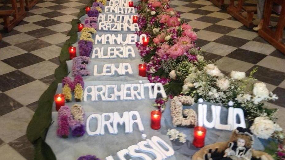 I nomi scritti con i fiori in ricordo delle vittime dell'alluvione