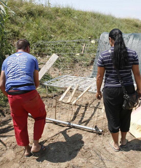 Due degli occupanti del campo Rom durante lo sgombero