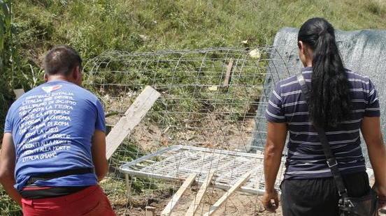Due degli occupanti del campo Rom durante lo sgombero