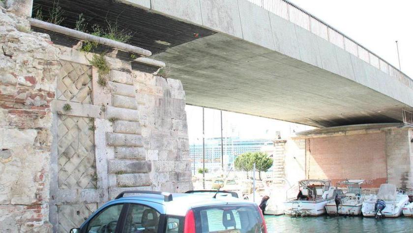 Il ponte di Santa Trinita pedonale e un porto turistico al Maroccone