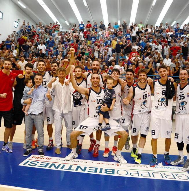 Aperibasket in famiglia Cecina festeggia la quasi A2 