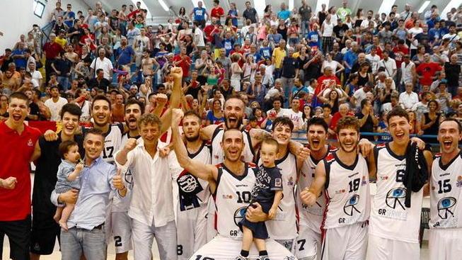 Aperibasket in famiglia Cecina festeggia la quasi A2