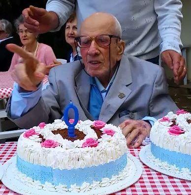 Mario ha festeggiato i 100 anni in pizzeria insieme al sindaco