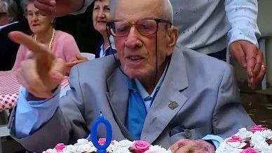 Mario ha festeggiato i 100 anni in pizzeria insieme al sindaco
