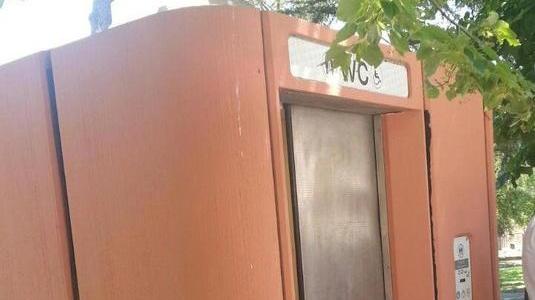 Via con i soldi del bagno pubblico