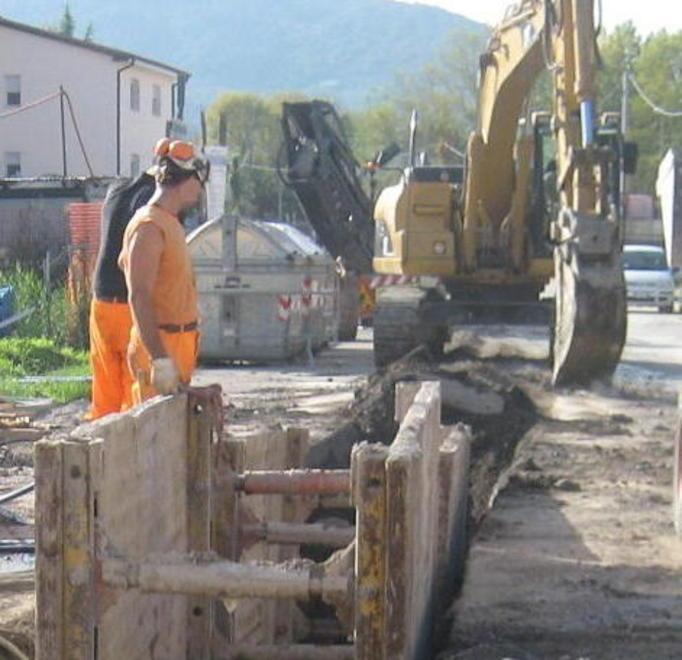 Lavori Geal anche di notte in via per Camaiore