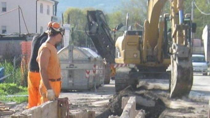 Lavori Geal anche di notte in via per Camaiore