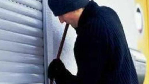 Raid in pieno giorno, svaligiate due case