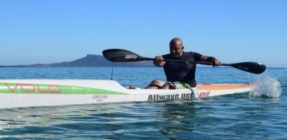 Una pagaia e una canoa Gambella sfida il Tirreno 