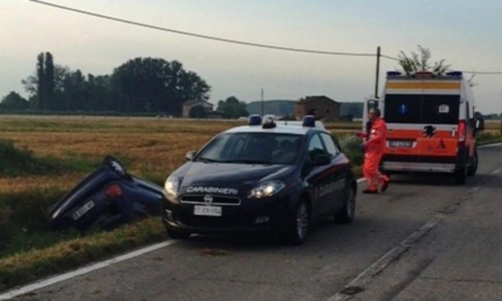 Auto esce di strada e va nel fossato