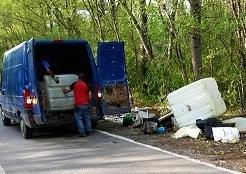 Sul social network i rifiuti ingombranti ai lati della strada