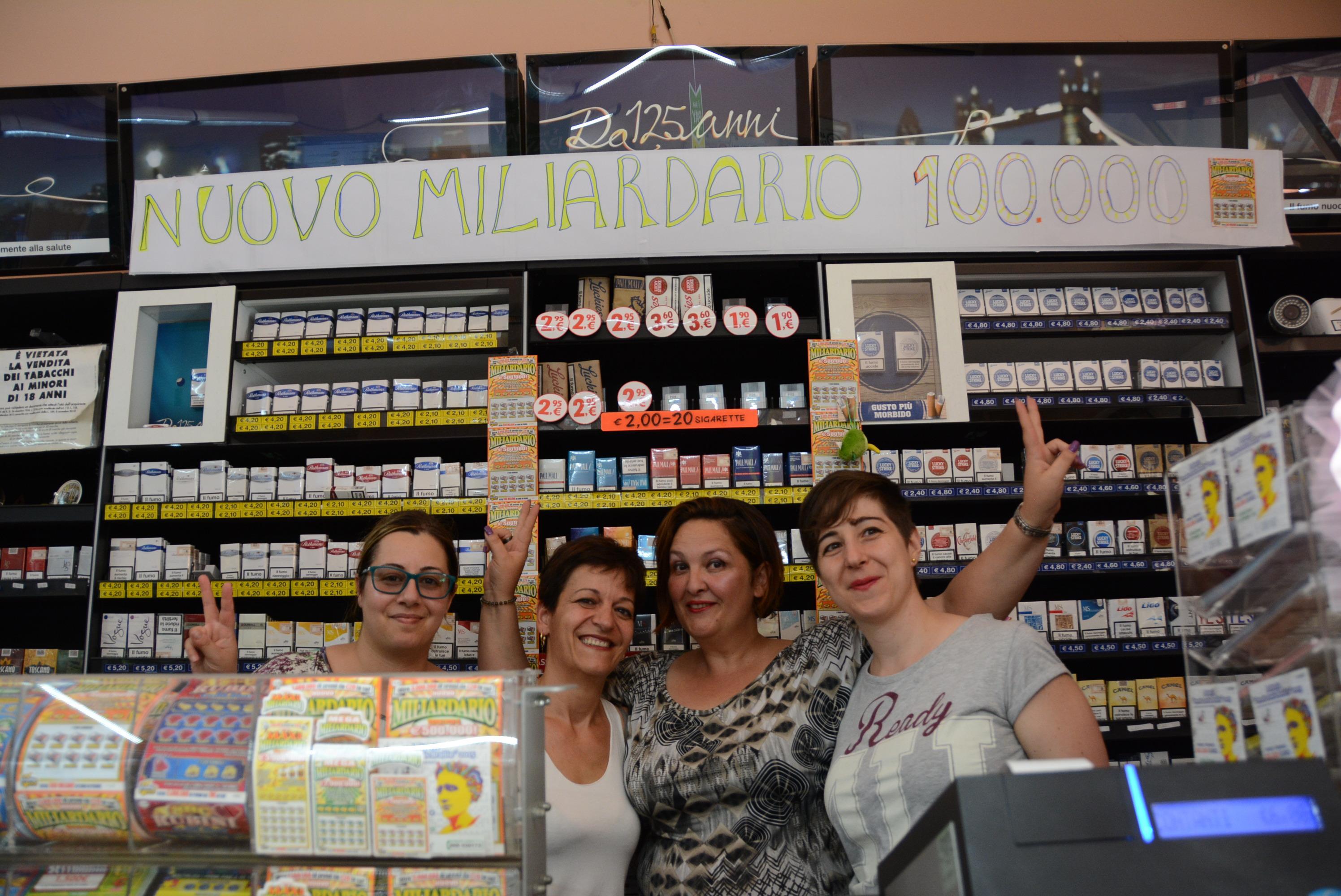 Titolare e dipendenti della ricevitoria di viale Aldo Moro in cui è avvenuta la vincita