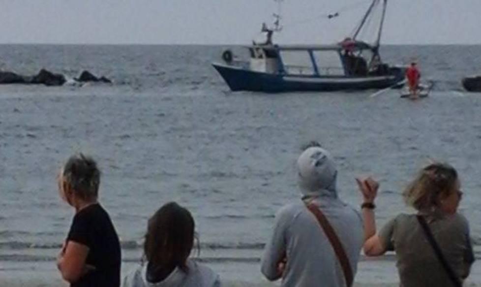 La barca finisce sugli scogli, i sommozzatori al lavoro