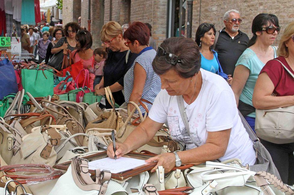 L'appello degli ambulanti di Ferrara: tremila no al trasloco del mercato 