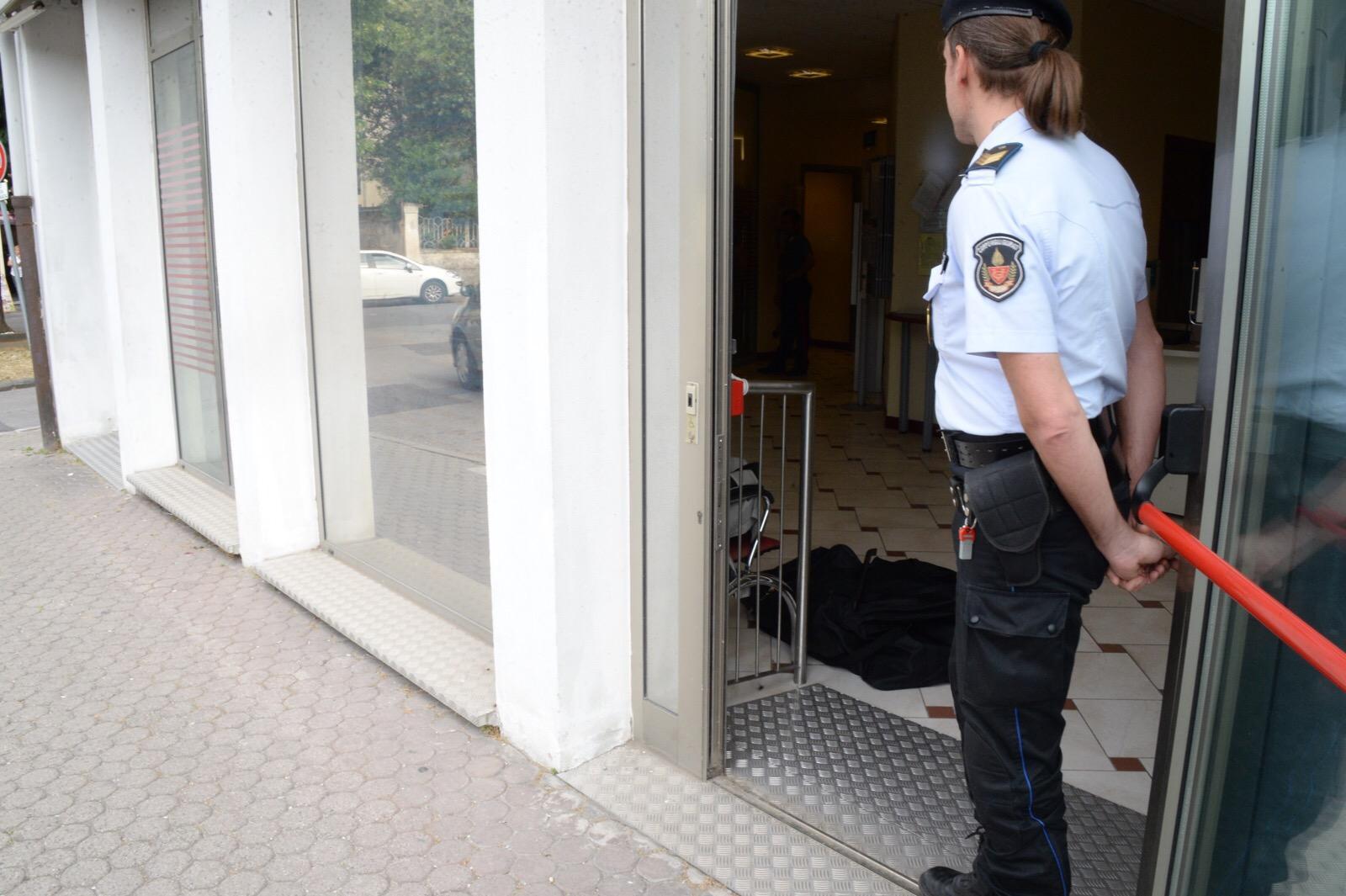 Scassinano il bancomat con la fiamma ossidrica