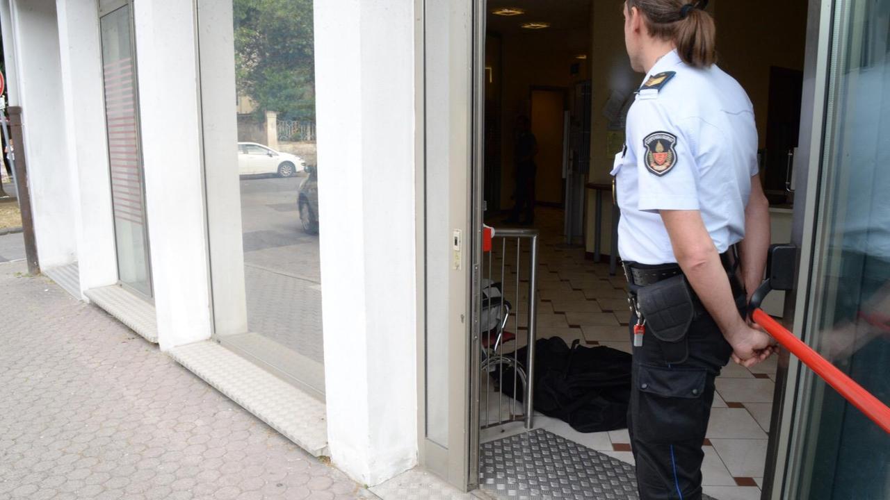 Scassinano il bancomat con la fiamma ossidrica