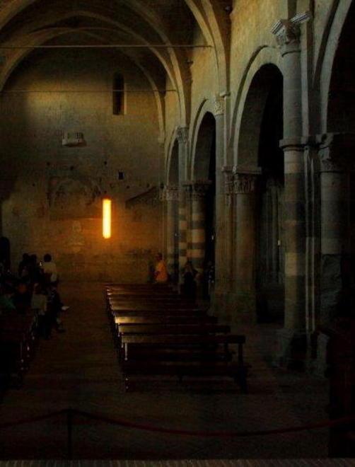 Quando il raggio di sole gioca con le colonne della cattedrale 