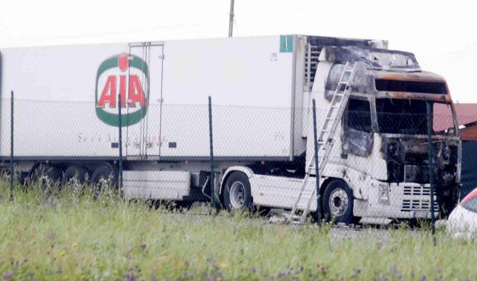 Camion dato alle fiamme, spunta una pistola