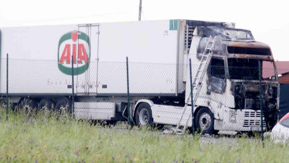Camion dato alle fiamme, spunta una pistola