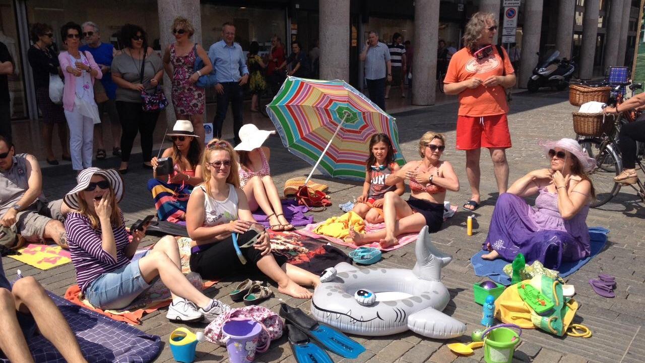 Park Vittoria, in costume e salvagente per il flash mob contro lo scavo