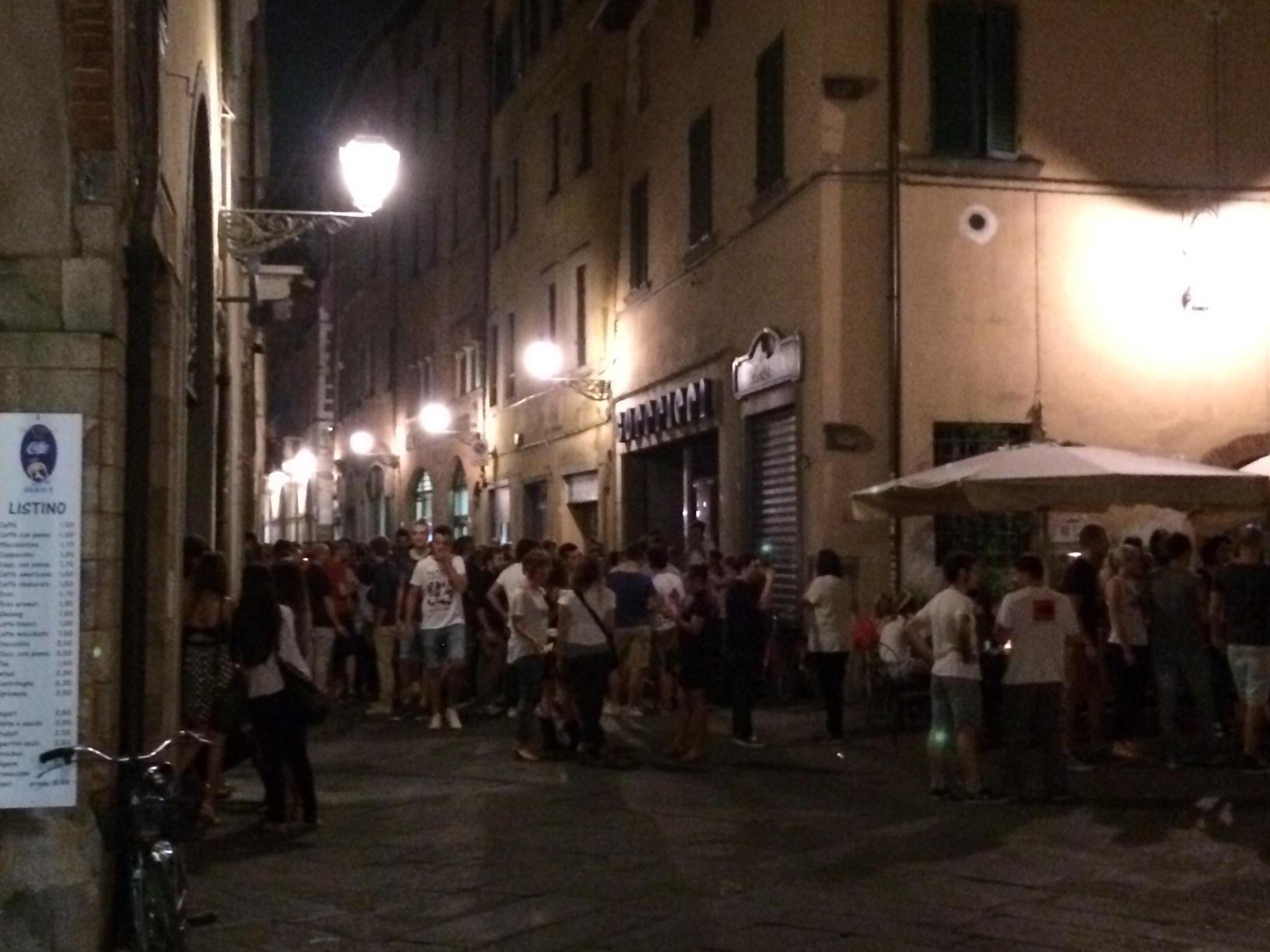 Una immagine di movida serale