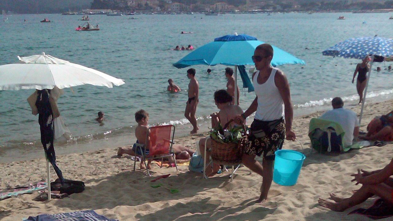 Venditore di cocco all'Elba (foto d'archivio, qui Marina di Campo)