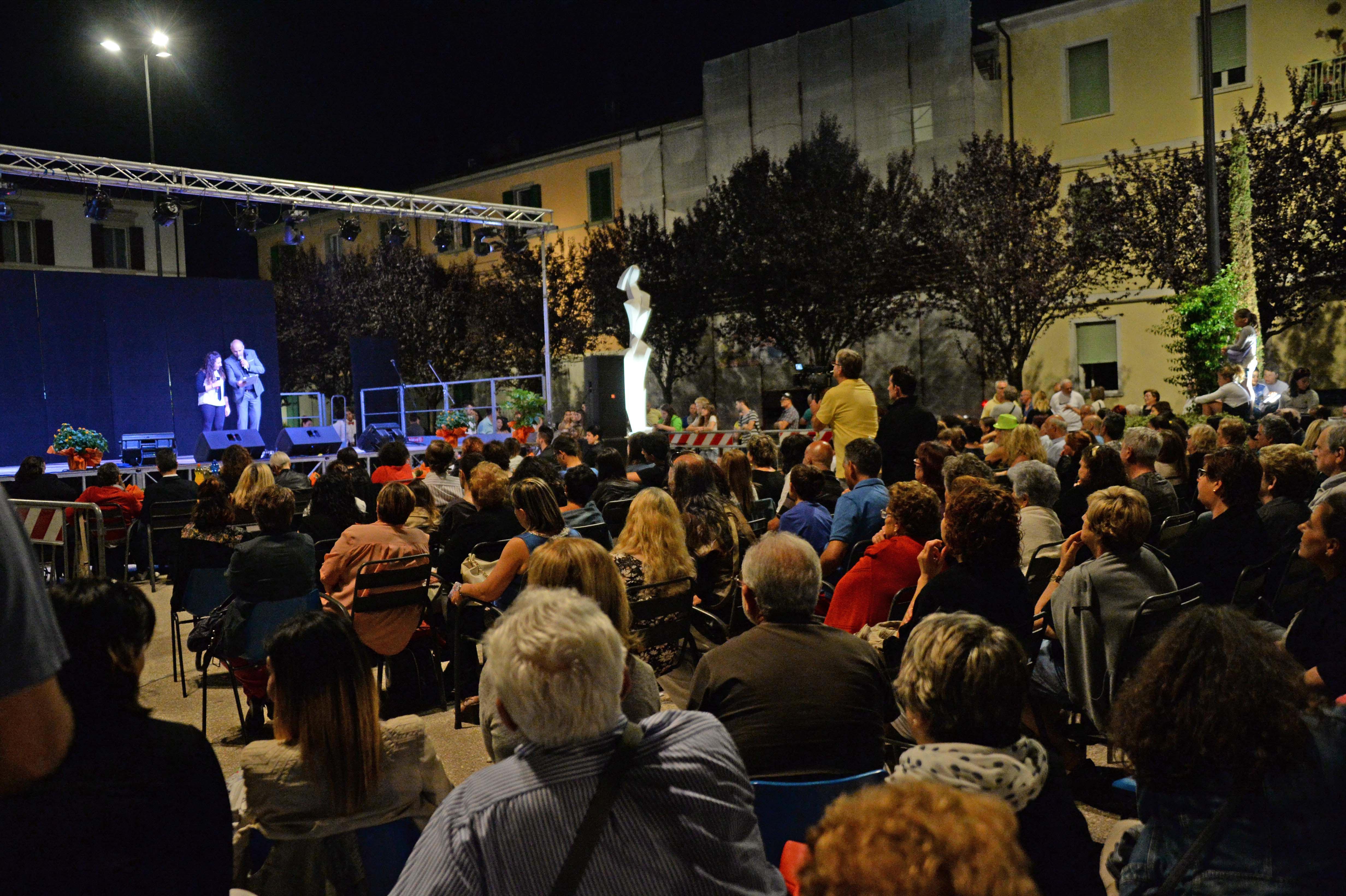 Uno scorcio dell'affollata piazza Trieste durante il concorso (foto Franco Silvi)