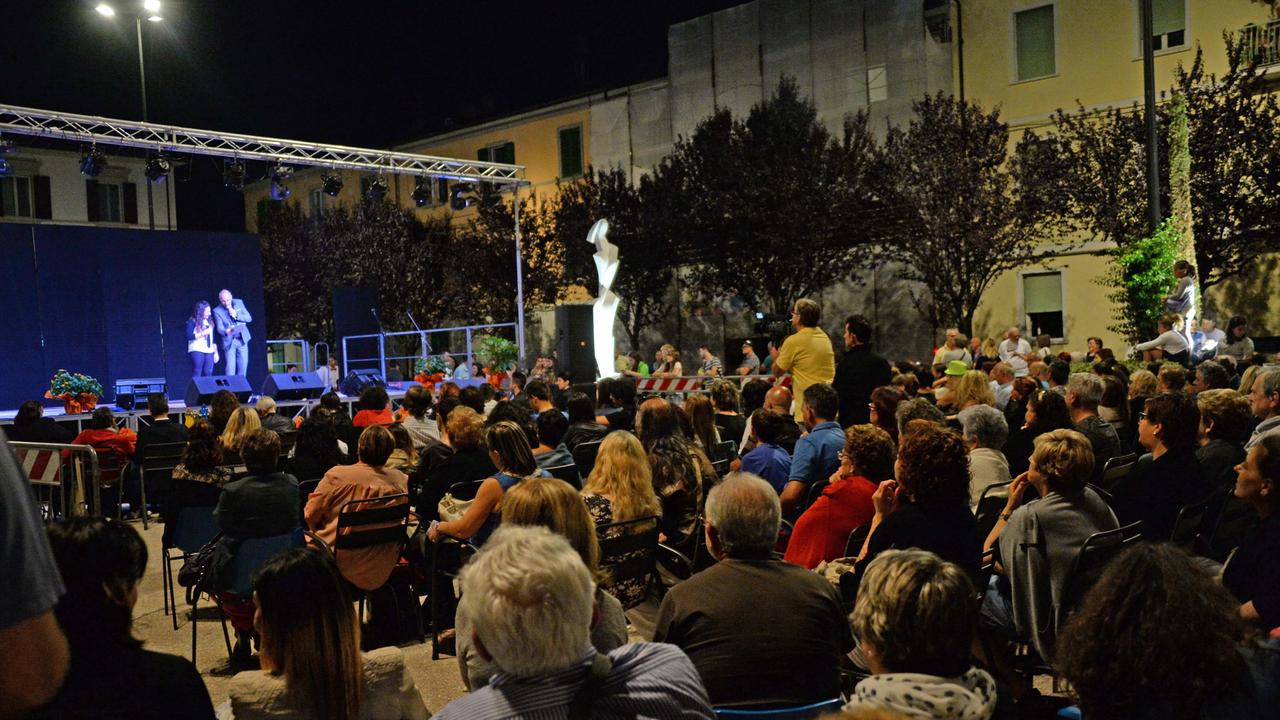 Uno scorcio dell'affollata piazza Trieste durante il concorso (foto Franco Silvi)
