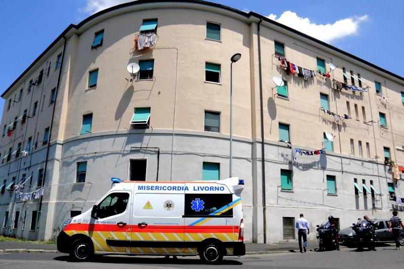 L'ambulanza della Misericordia riparte dopo aver soccorso l'uomo precipitato dal terzo piano (Marzi)