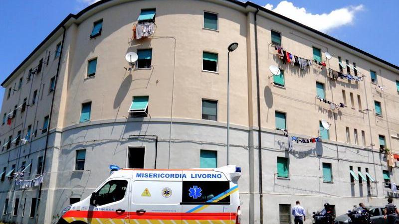 L'ambulanza della Misericordia riparte dopo aver soccorso l'uomo precipitato dal terzo piano (Marzi)