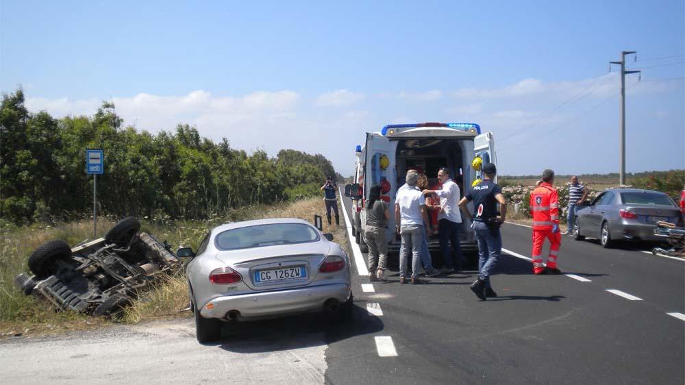 Jaguar contro fuoristrada ad Arborea, tre feriti