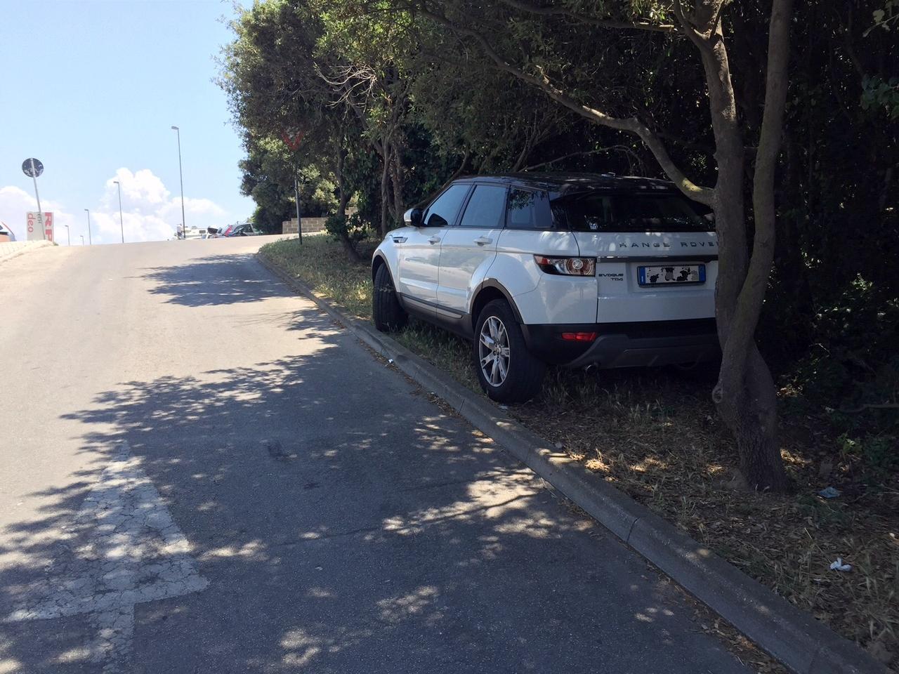 L'auto parcheggiata sopra a Calamoresca