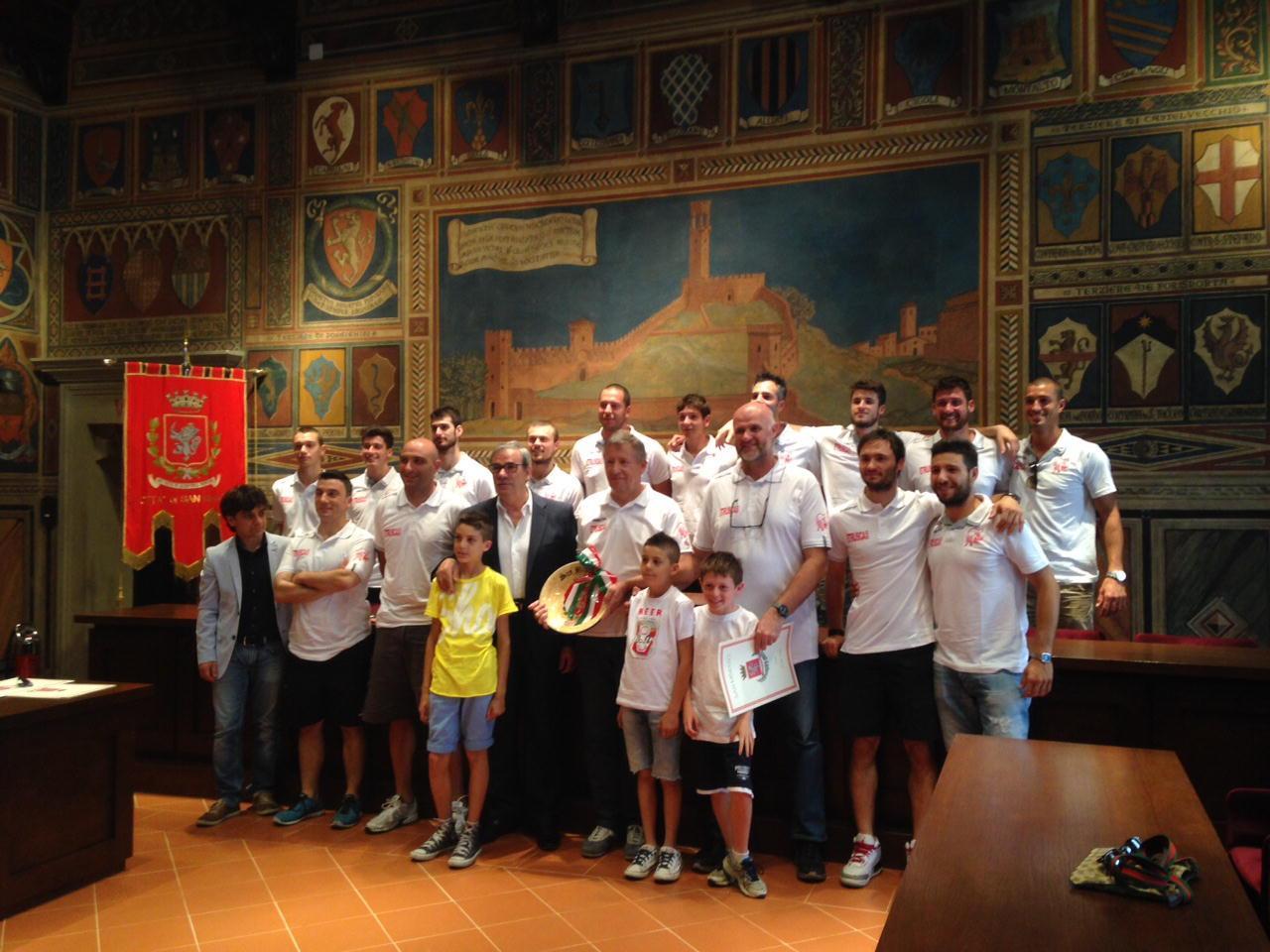 Atleti e dirigenti dell'Etrusca basket nella sala consiliare