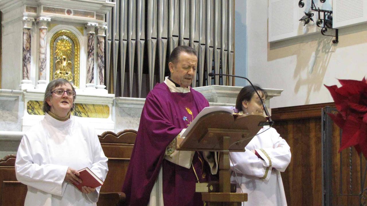 Don Medori in chiesa durante una messa
