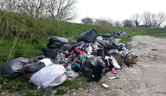 Una montagna di sacchi neri abbandonati in viale Marconi