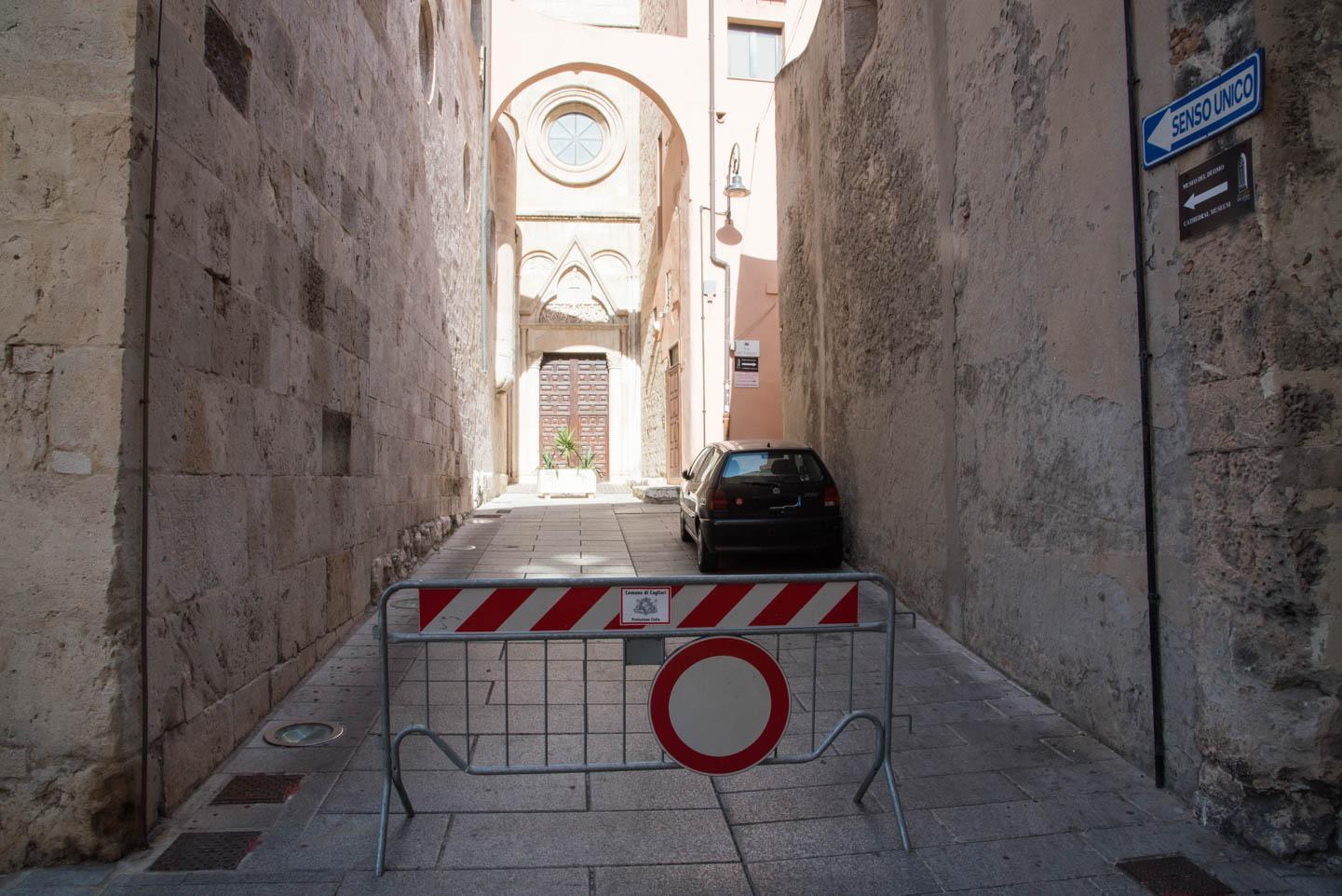 La via del Fossario chiusa al traffico per il crollo di alcuni calcinacci da una casa (foto Mario Rosas)